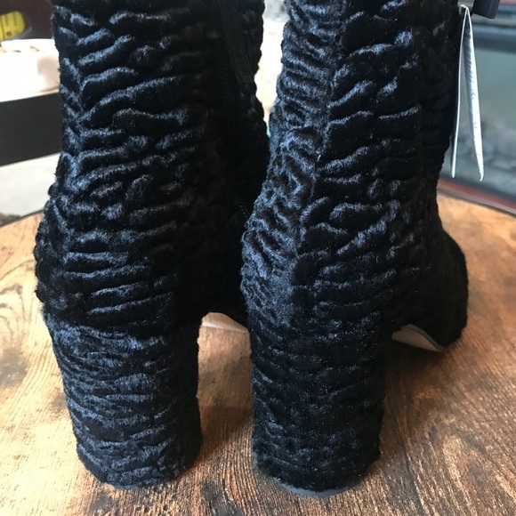 Gorgeous Zara boots. So soft and w a wavy look - Picture 3 of 8
